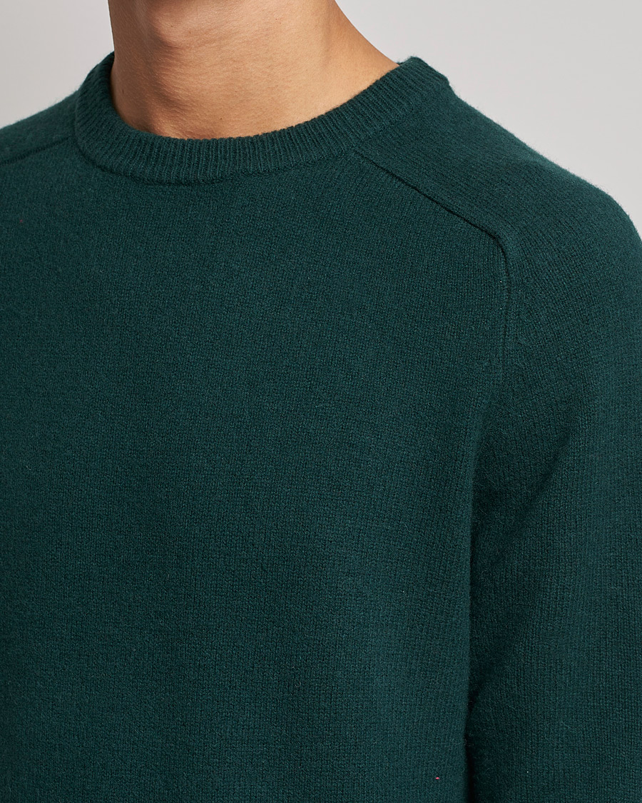 Mies | Puserot | A Day's March | Brodick Lambswool Sweater Bottle Green