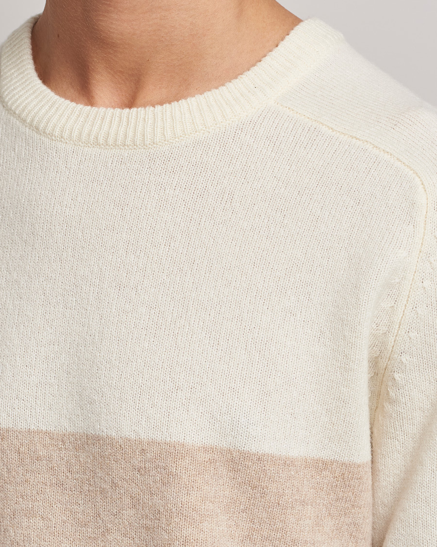 Mies | Puserot | A Day's March | Brodick Block Lambswool Sweater Sand/Off White