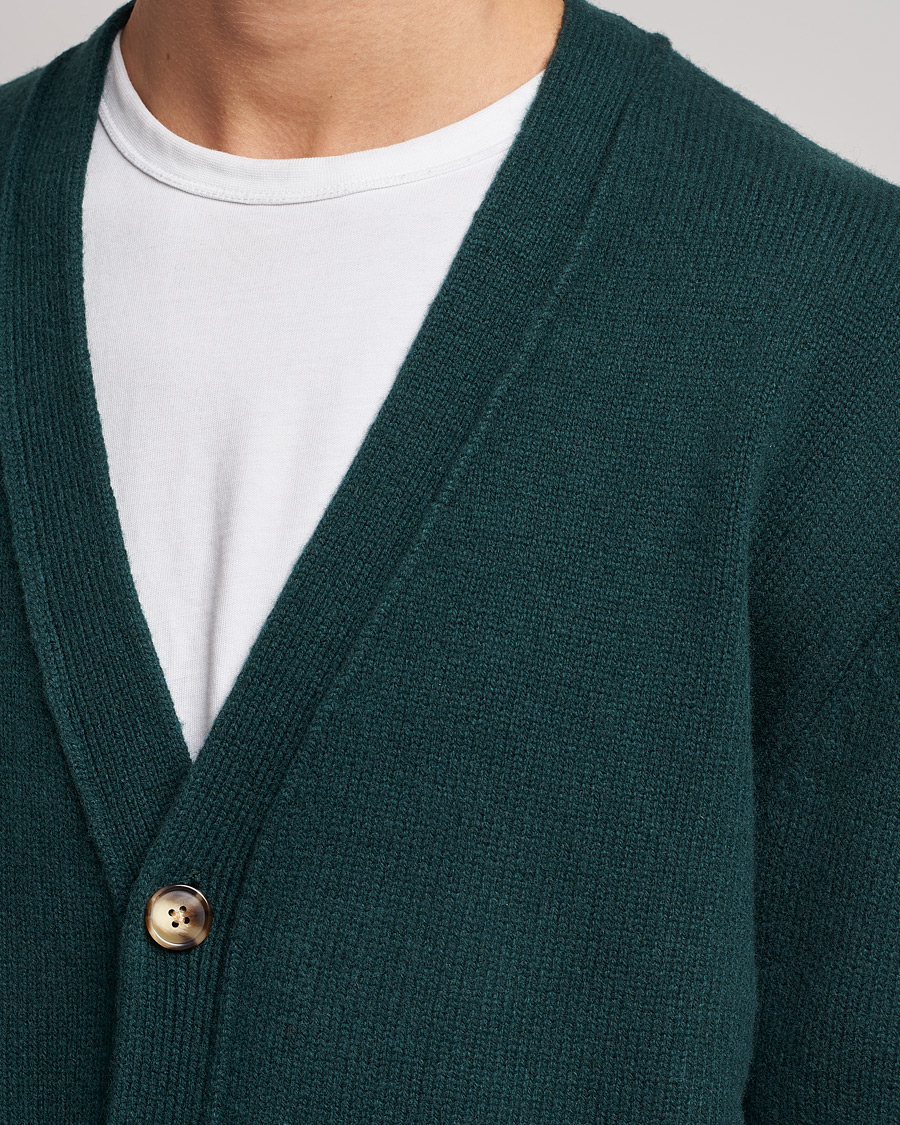 Mies | Puserot | A Day's March | Snag Lambswool Cardigan Bottle Green