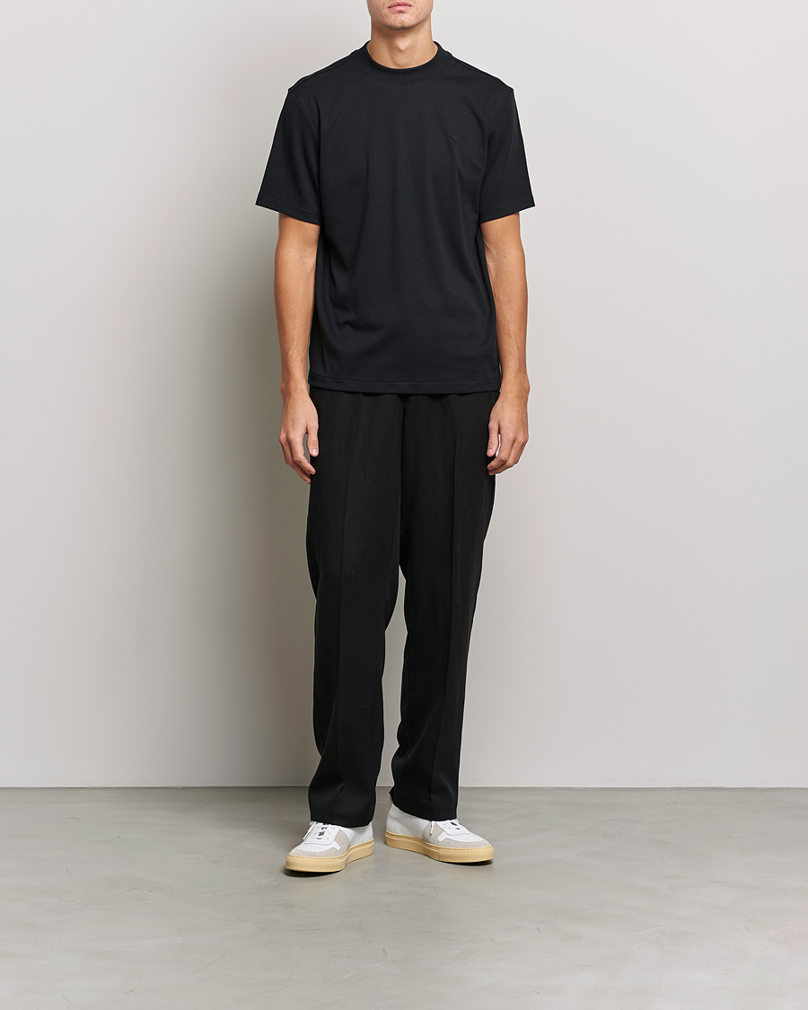 Mies | T-paidat | J.Lindeberg | Adnan Patch Mock Neck Tee Black