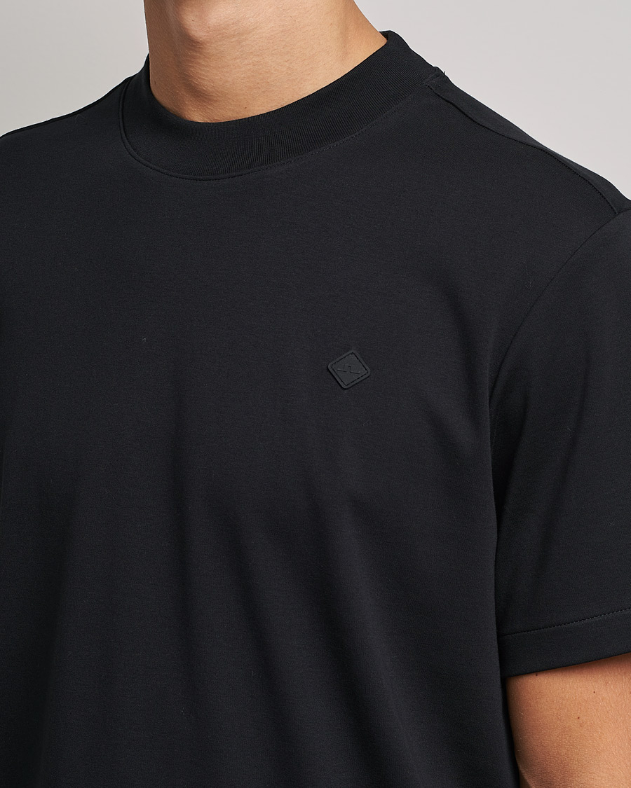 Mies | T-paidat | J.Lindeberg | Adnan Patch Mock Neck Tee Black