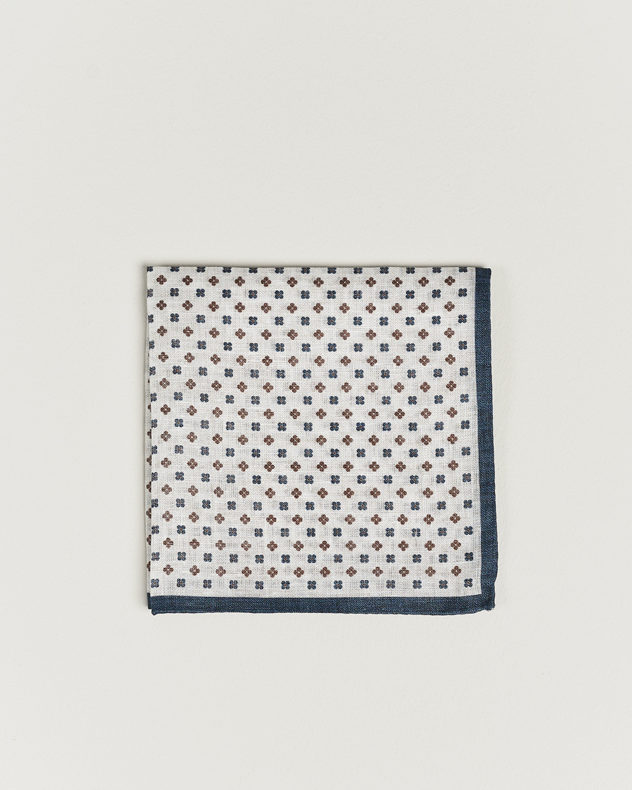 Mies | Amanda Christensen Linen Paspoal Printed Flower Pocket Square White/Navy | Amanda Christensen | Linen Paspoal Printed Flower Pocket Square White/Navy