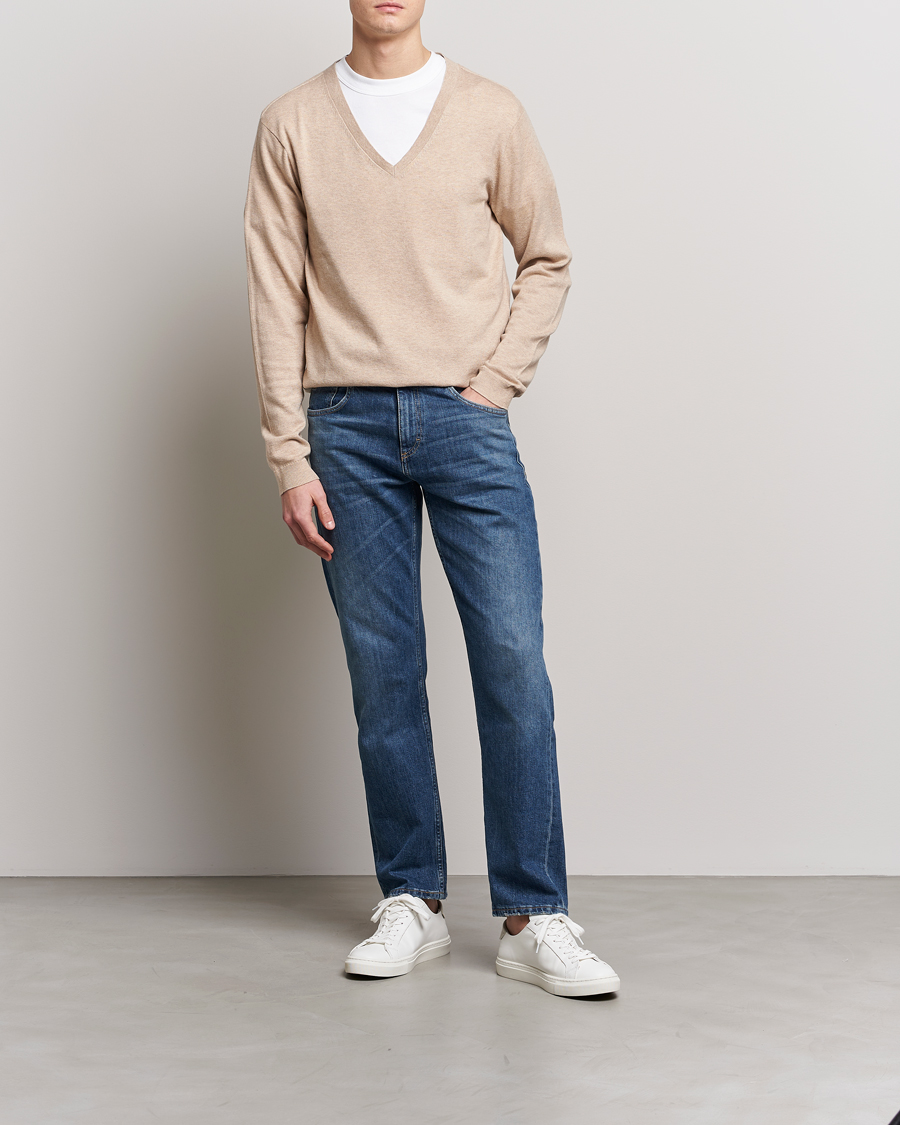 Mies | Puserot | Tiger of Sweden | Pernell Extra Fine Merino V-Neck Beige Melange