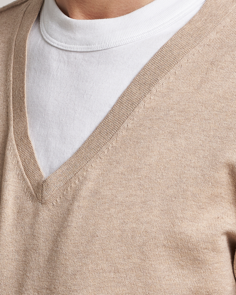 Mies | Puserot | Tiger of Sweden | Pernell Extra Fine Merino V-Neck Beige Melange
