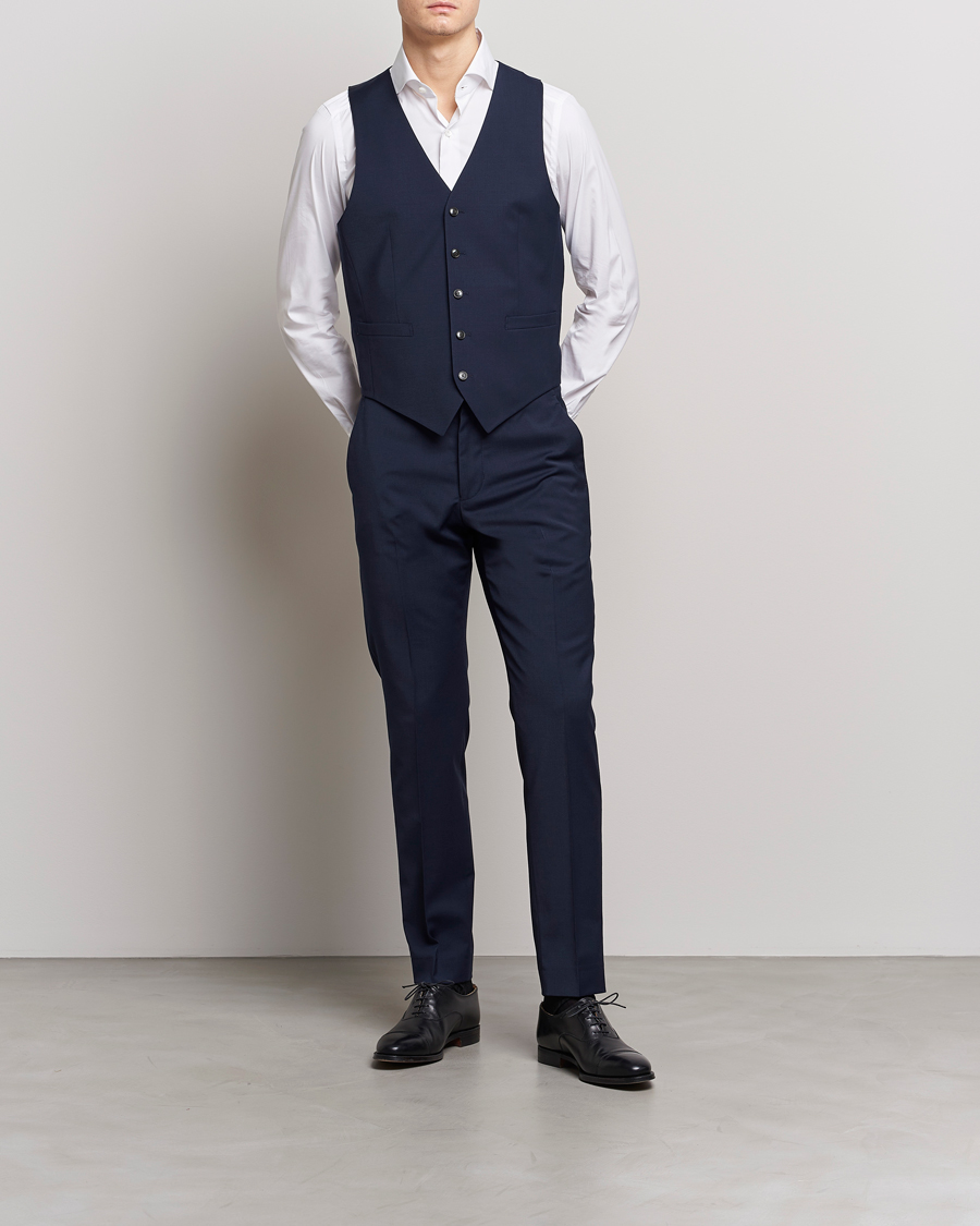 Mies | Pikkutakit | Tiger of Sweden | Wayde Wool Travel Waistcoat Royal Blue