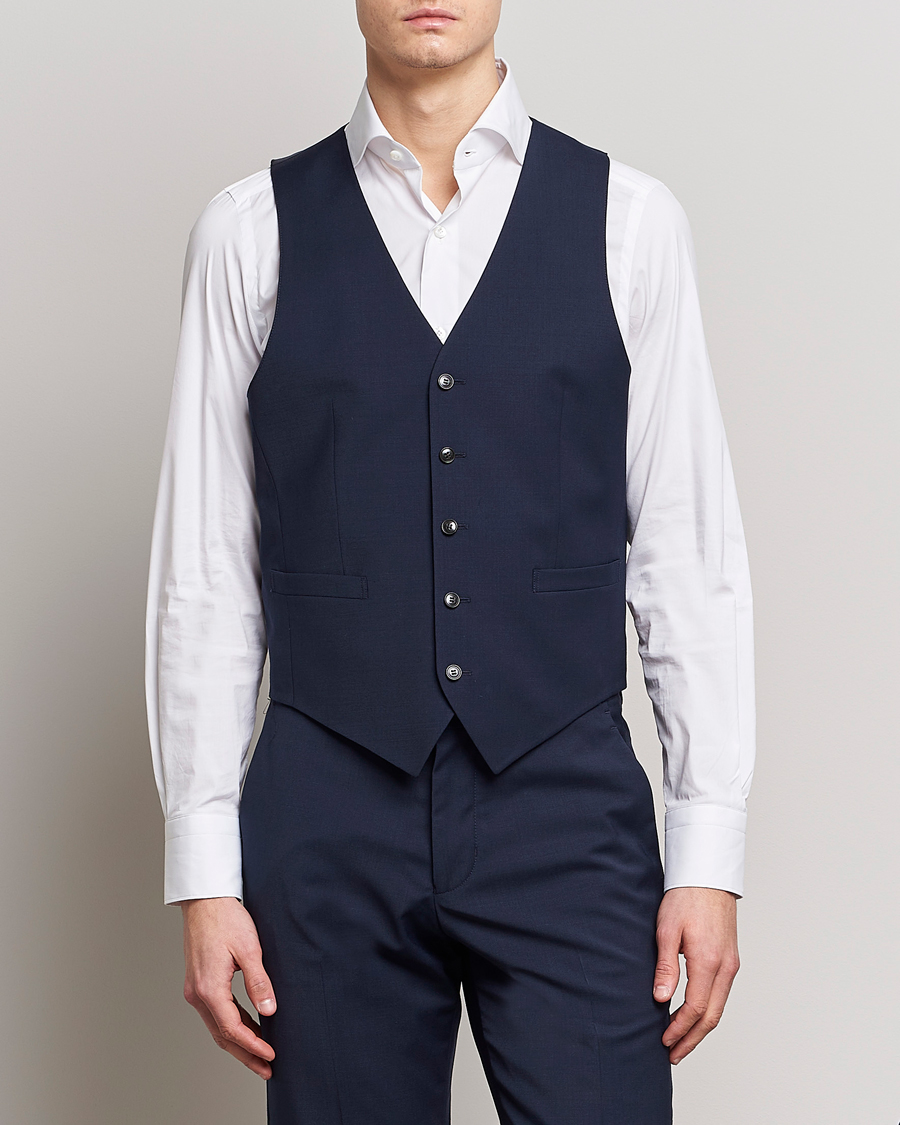 Mies | Pikkutakit | Tiger of Sweden | Wayde Wool Travel Waistcoat Royal Blue