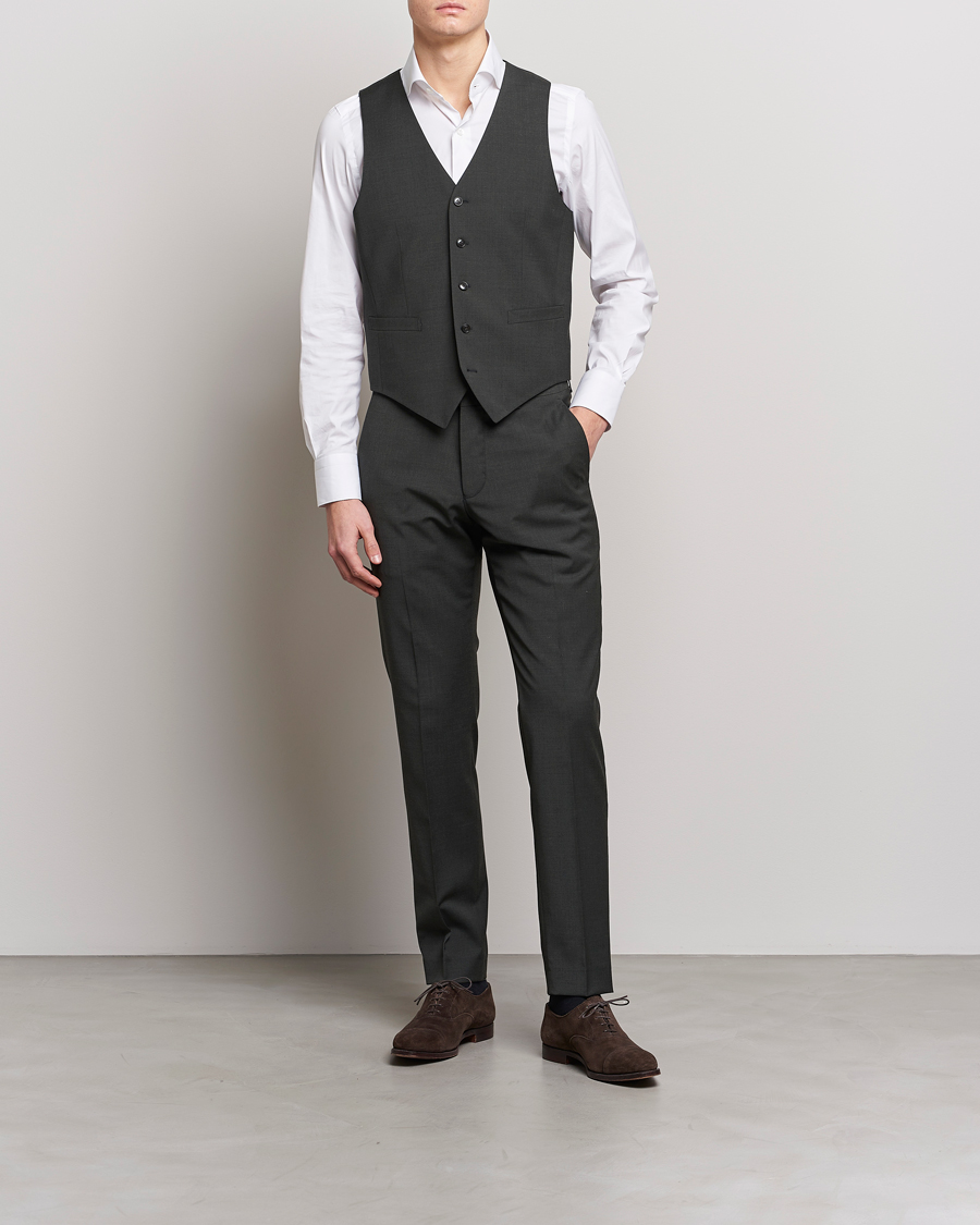 Mies | Ulkoliivit | Tiger of Sweden | Wayde Wool Travel Waistcoat Olive Extreme