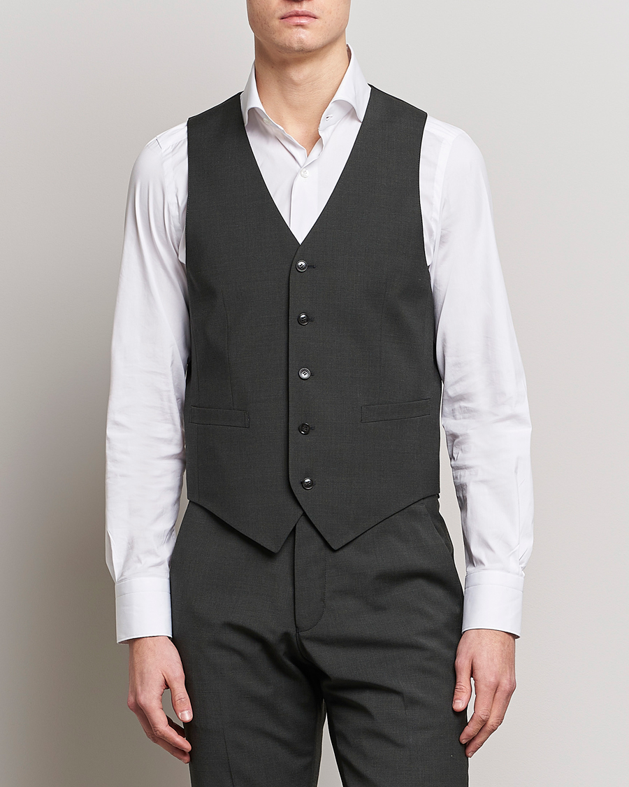 Mies | Ulkoliivit | Tiger of Sweden | Wayde Wool Travel Waistcoat Olive Extreme