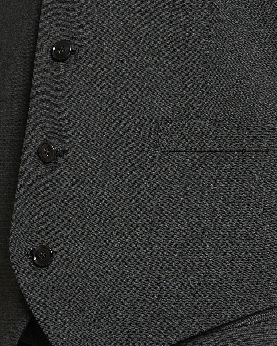 Mies | Ulkoliivit | Tiger of Sweden | Wayde Wool Travel Waistcoat Olive Extreme