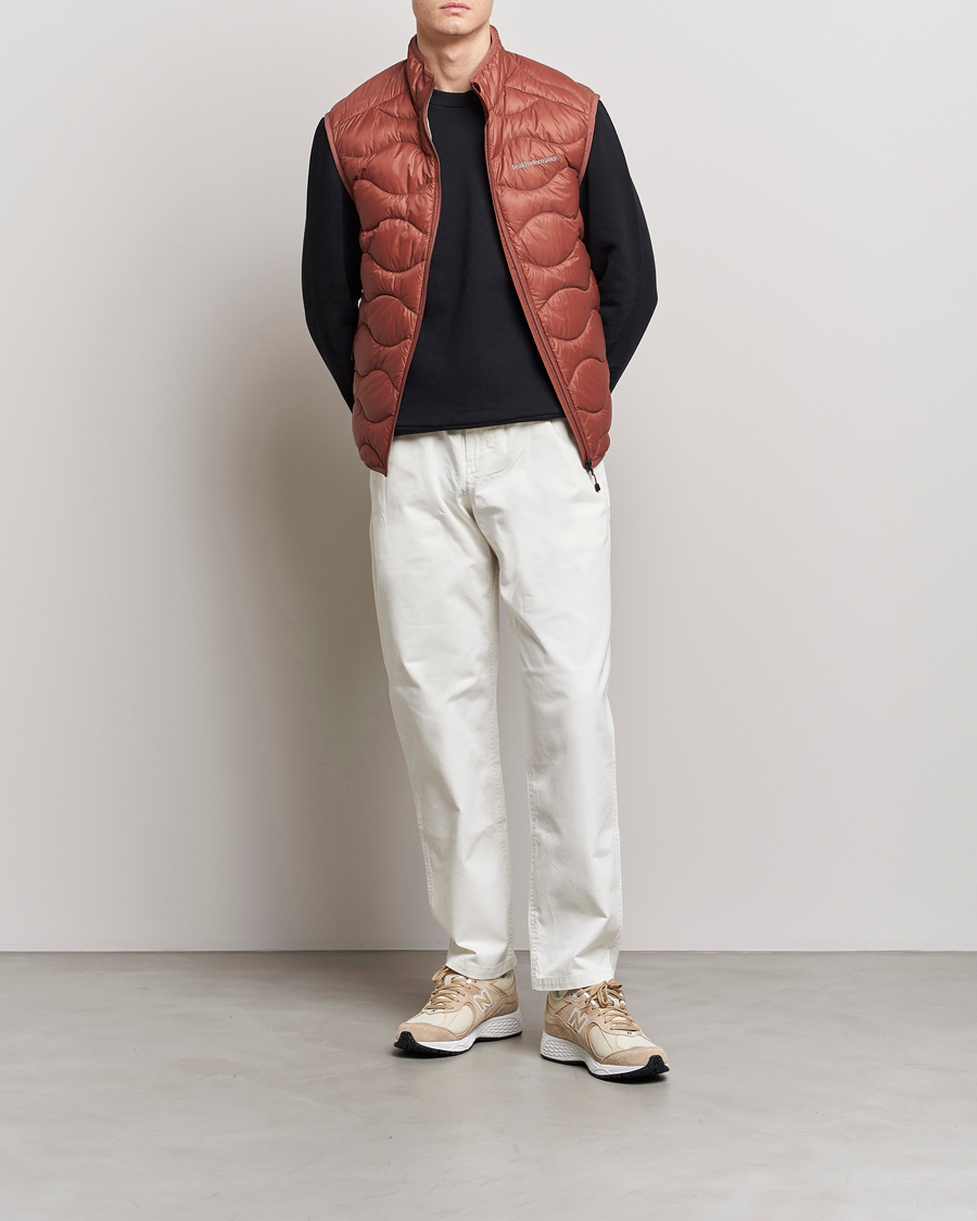 Mies | Ulkoliivit | Peak Performance | Helium Down Vest Classic Clay