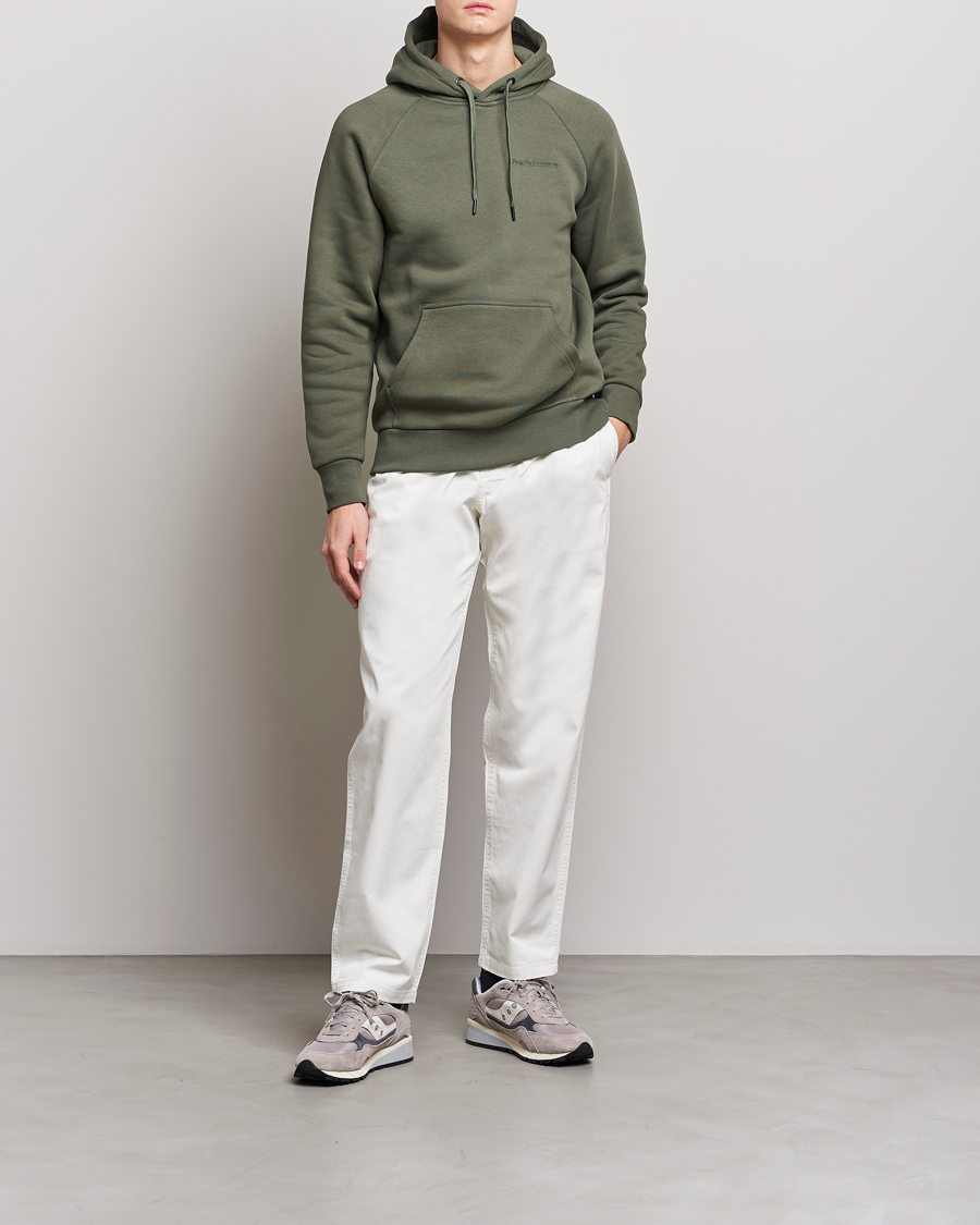 Mies | Puserot | Peak Performance | Original Small Logo Hood Pine Needel