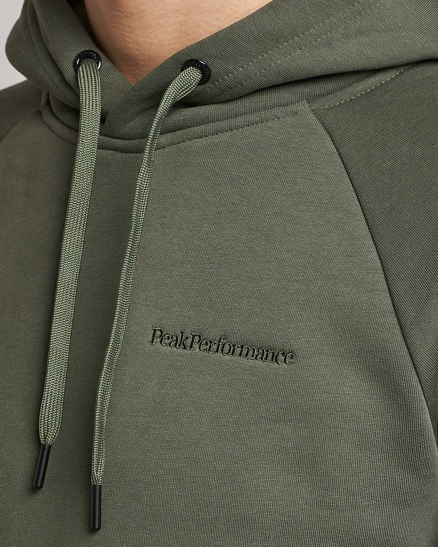 Mies | Puserot | Peak Performance | Original Small Logo Hood Pine Needel