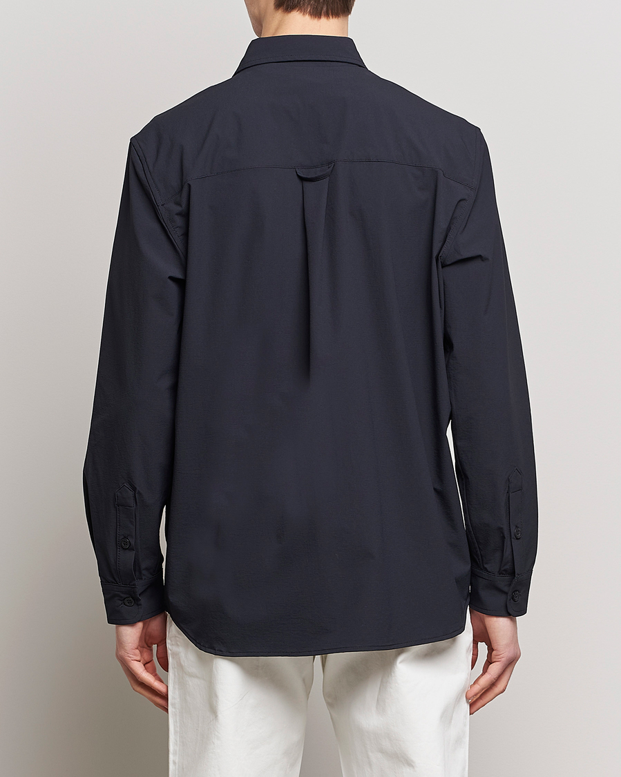 Mies | Kauluspaidat | Peak Performance | M Strech Tech Shirt Black