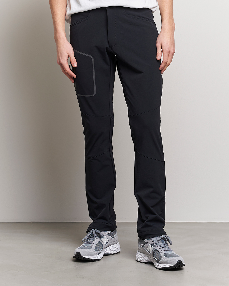 Mies | Tekniset housut | Peak Performance | Tech Light Woven Scale Pants Black