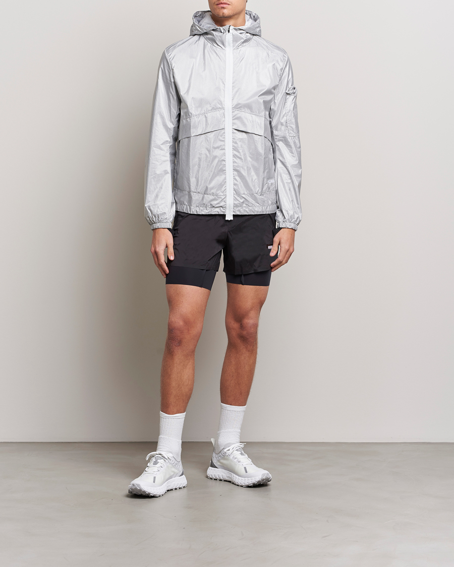 Mies | Takit | Satisfy | SilverShell Packable Windbreaker Silver