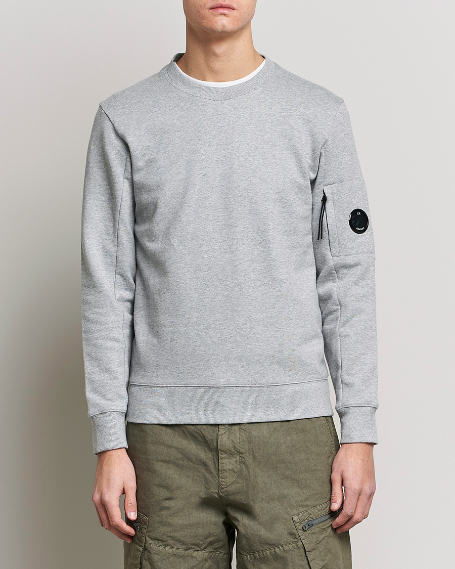 Mies | Contemporary Creators | C.P. Company | Diagonal Raised Fleece Lens Sweatshirt Grey