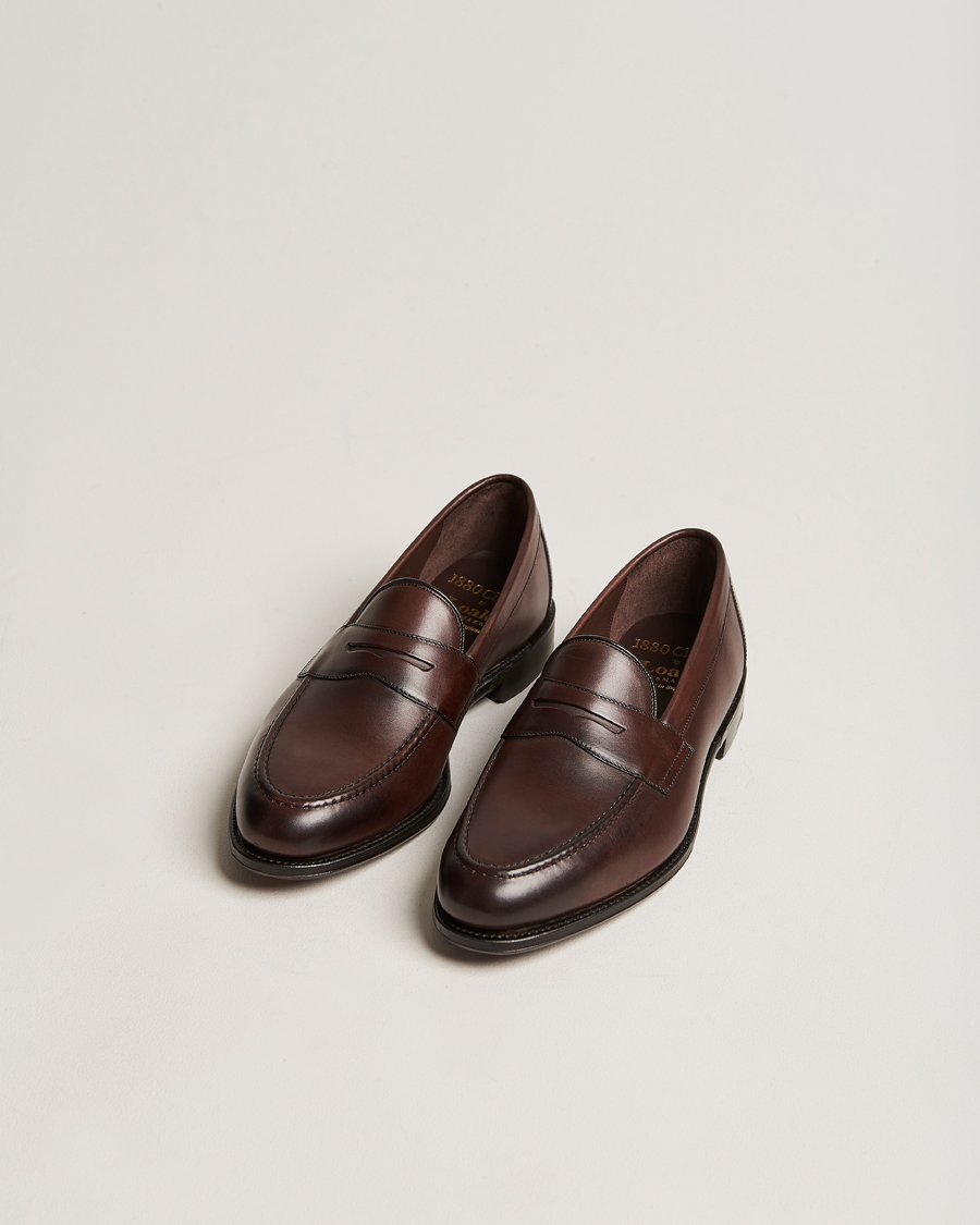 Mies | Käsintehdyt kengät | Loake 1880 | Hornbeam Eco Penny Loafer Walnut