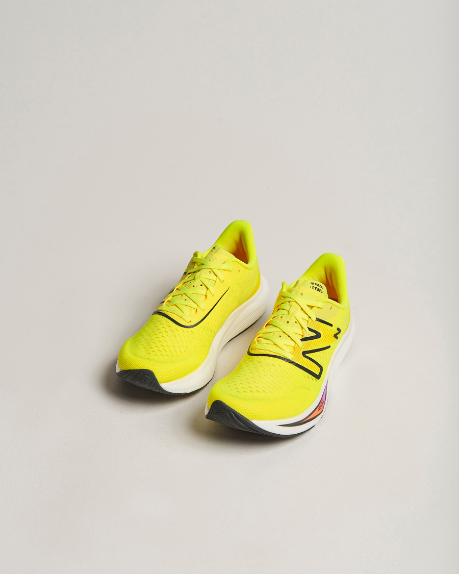 Mies | Juoksukengät | New Balance Running | FuelCell Rebel v3 Cosmic Pineapple