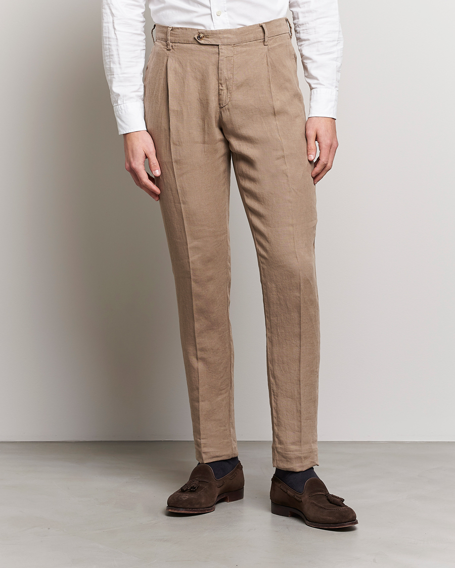 Mies | Pellavan paluu | Lardini | Pleated Linen Trousers Beige