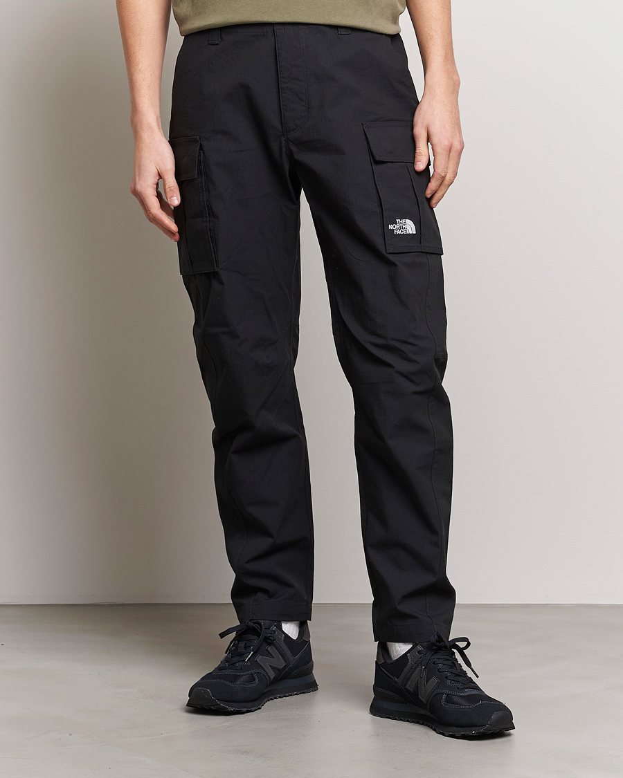 The North Face Heritage Cargo Pants Black osoitteesta CareOfCarl.fi