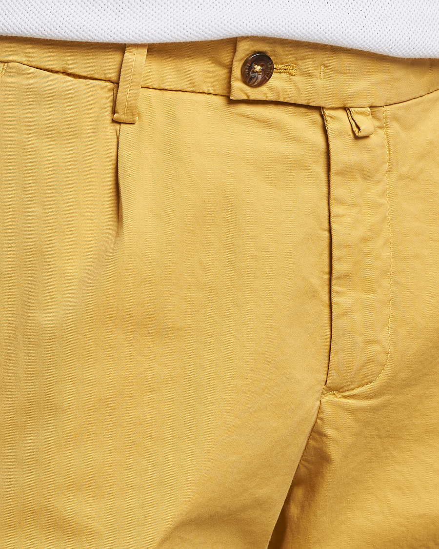 Mies | Shortsit | Briglia 1949 | Pleated Cotton Shorts Yellow