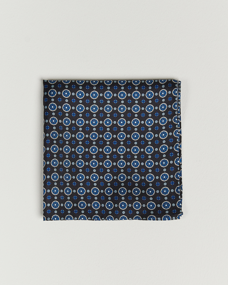 Mies | Taskuliinat | Amanda Christensen | Medallion Silk Pocket Square Black