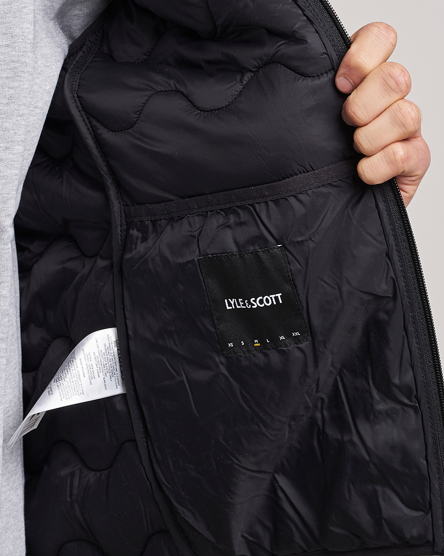 Mies | Ulkoliivit | Lyle & Scott | Crest Quilted Gilet Vest Black