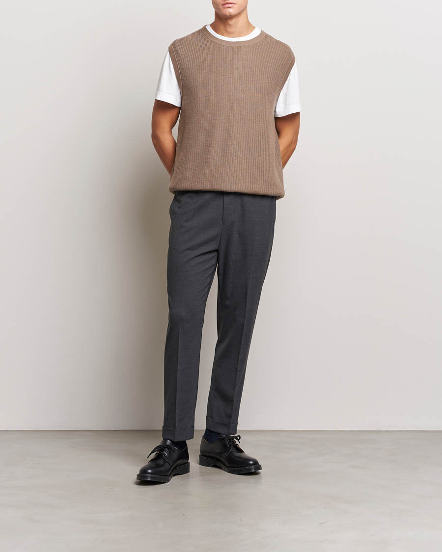 Mies | Puserot | Tiger of Sweden | Vessler Merino Vest Olive Grey