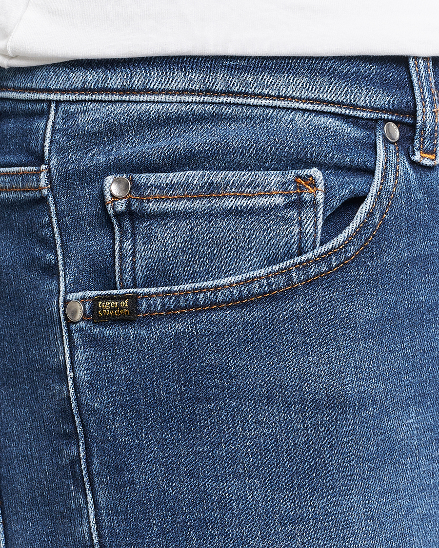 Mies | Farkut | Tiger of Sweden | Evolve Stretch Cotton Jeans Medium Blue