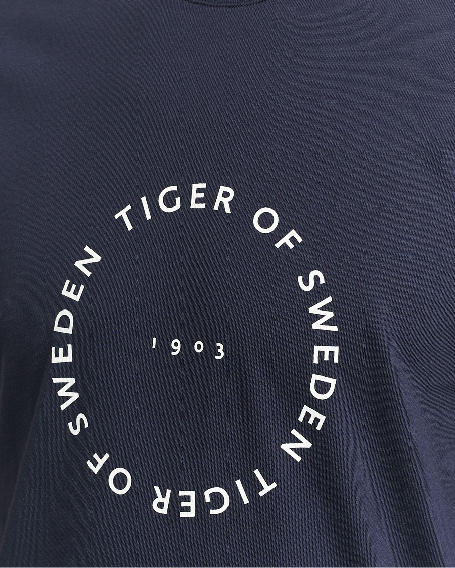 Mies | T-paidat | Tiger of Sweden | Dillan Crew Neck Logo T-Shirt Light Ink