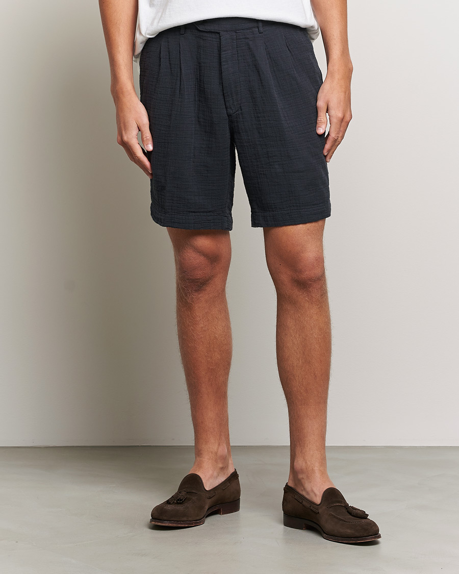 Mies | Chino-shortsit | Oscar Jacobson | Tanker Pleated Crepe Cotton Shorts Navy