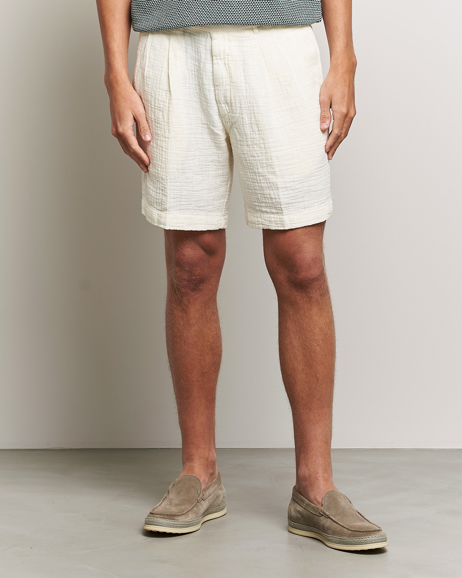 Mies |  | Oscar Jacobson | Tanker Pleated Crepe Cotton Shorts White
