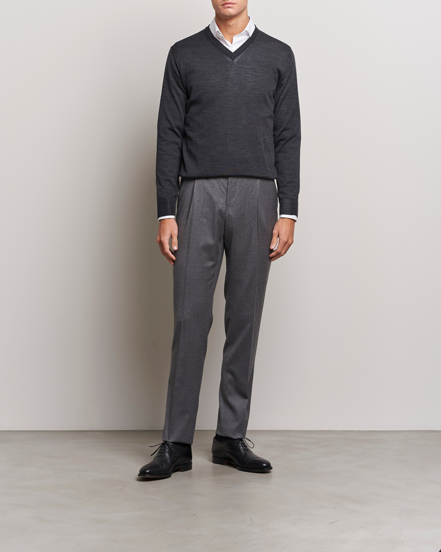 Mies | Puserot | Canali | Merino Wool V-Neck Charcoal