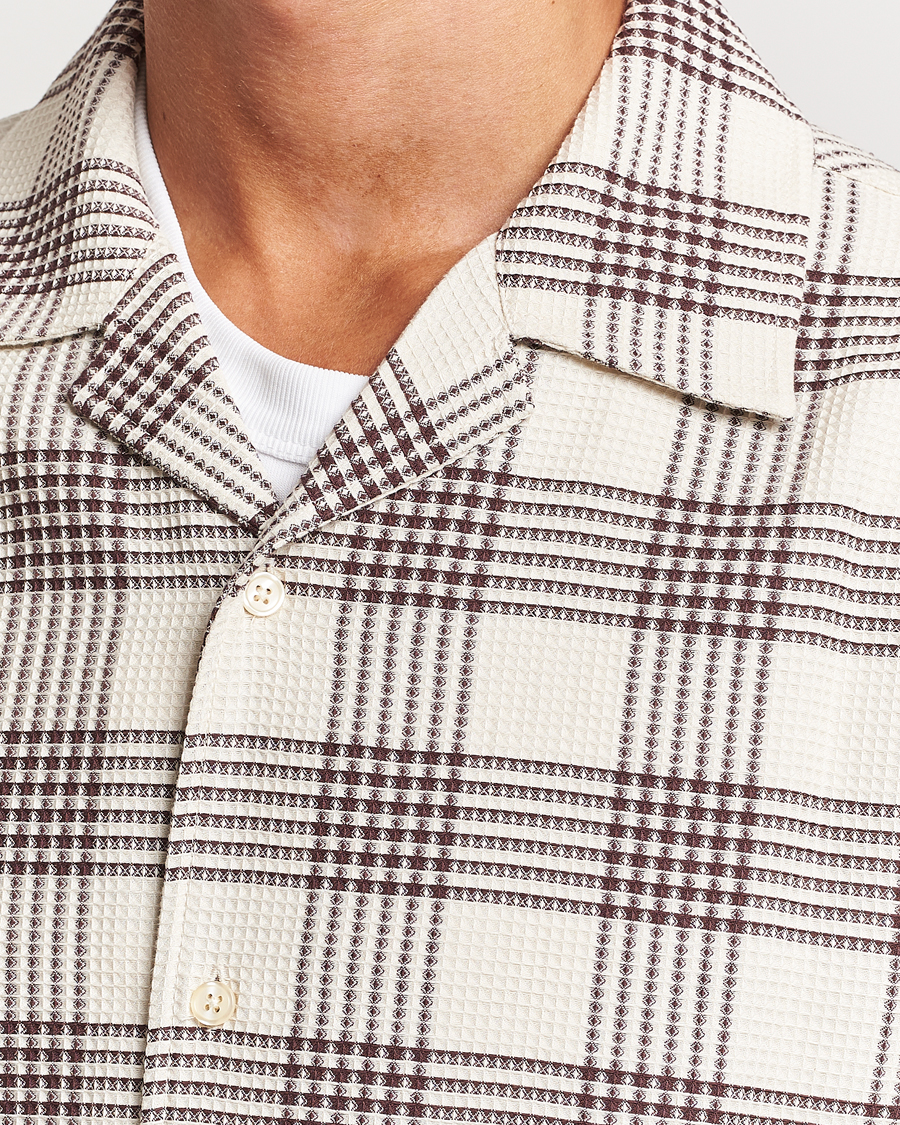 Mies | Kauluspaidat | Filippa K | Waffle Checked Resort Shirt Dark Chocolate/White
