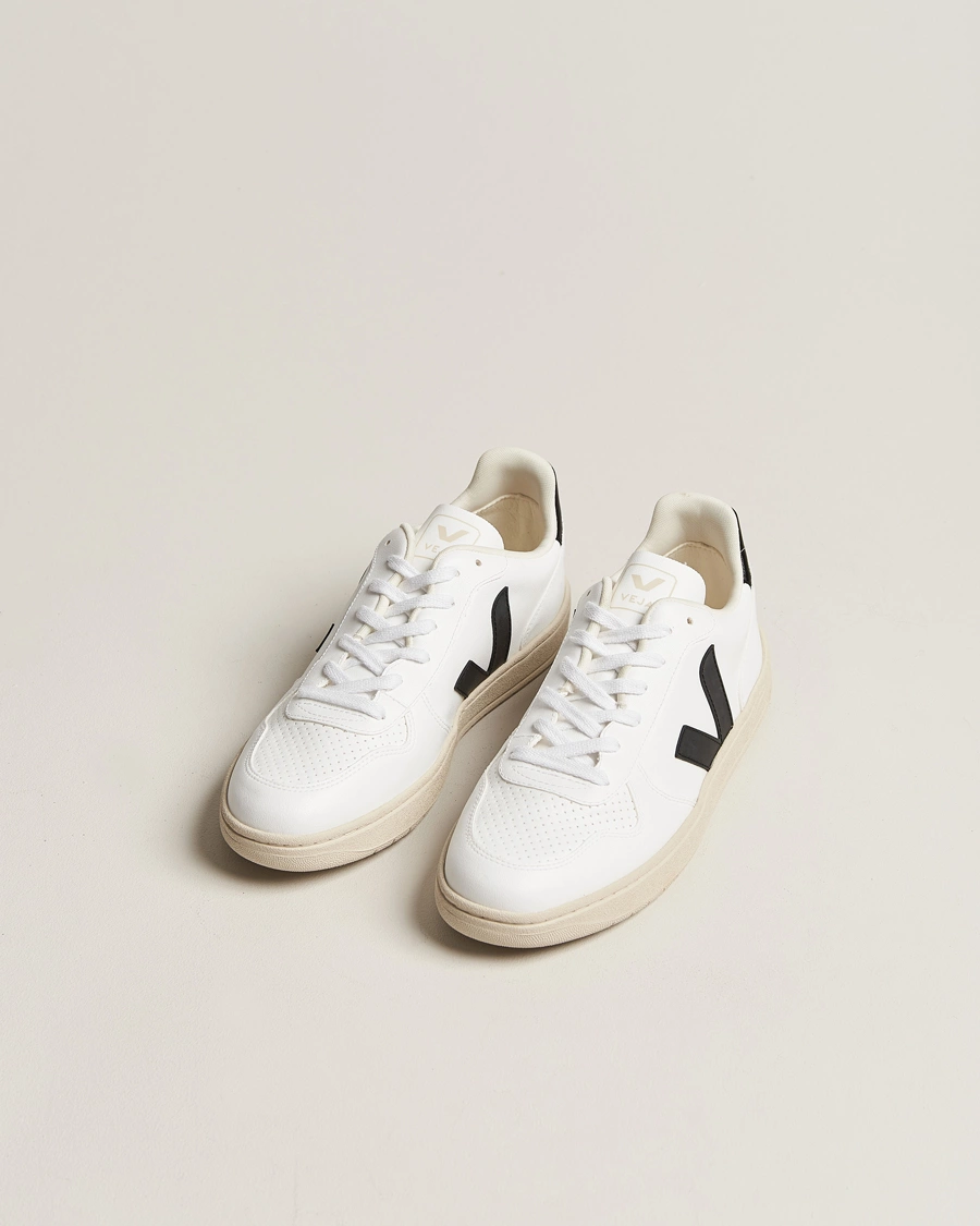 Mies | Matalavartiset tennarit | Veja | V-10 Vegan Leather Sneaker White/Black