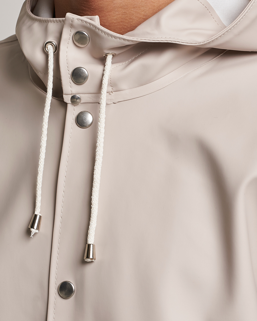 Mies | Takit | Stutterheim | Stockholm Raincoat Light Sand