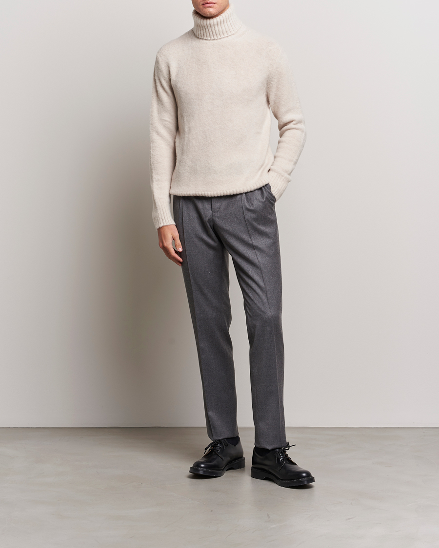 Mies | Puserot | Piacenza Cashmere | Brushed Wool Rollneck Beige