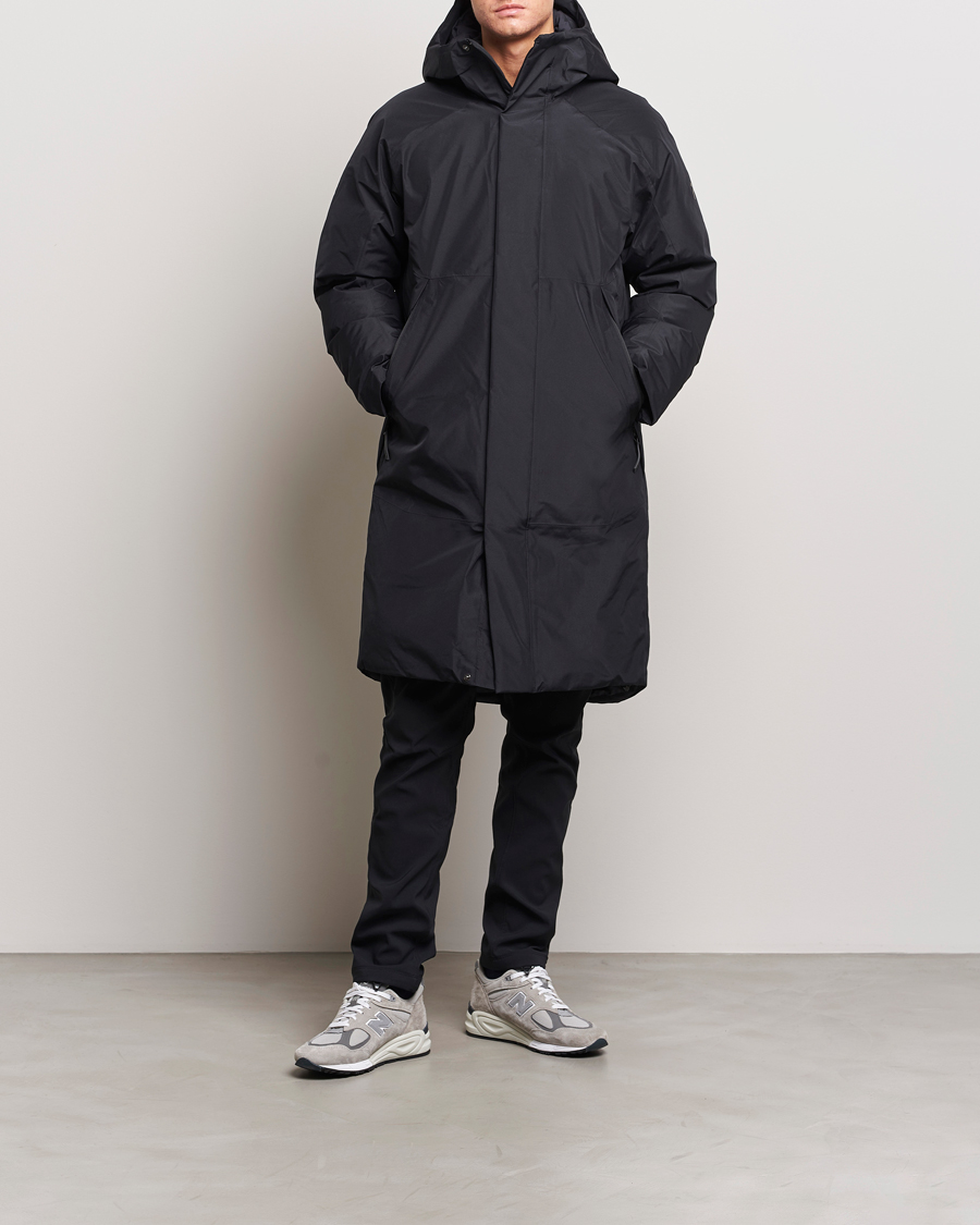 Mies | Takit | Peak Performance | X16 GORE-TEX Parka Black