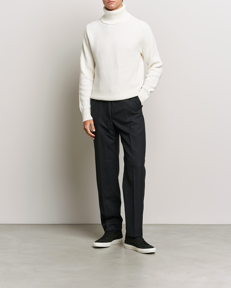Mies | Puserot | J.Lindeberg | Olivero Cotton Turtle Sweater Cloud White