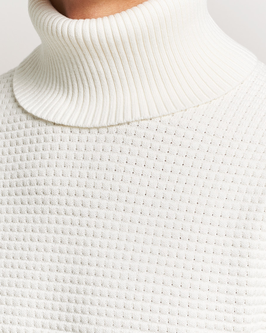 Mies | Puserot | J.Lindeberg | Olivero Cotton Turtle Sweater Cloud White