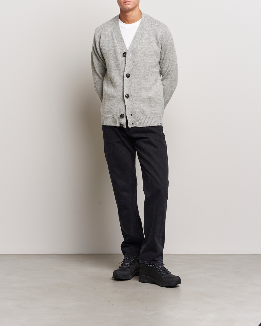Mies | Puserot | Peregrine | Maker's Stitch Merino Cardigan Light Grey