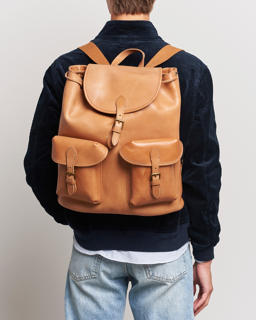 Mies | Ralph Lauren Holiday Gifting | Polo Ralph Lauren | Heritage Leather Backpack Tan
