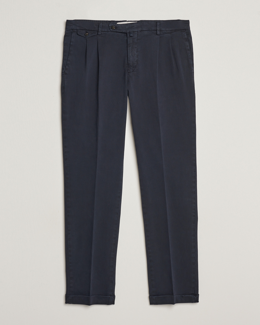 Mies | Chinot | Briglia 1949 | Easy Fit Pleated Cotton Stretch Chino Navy