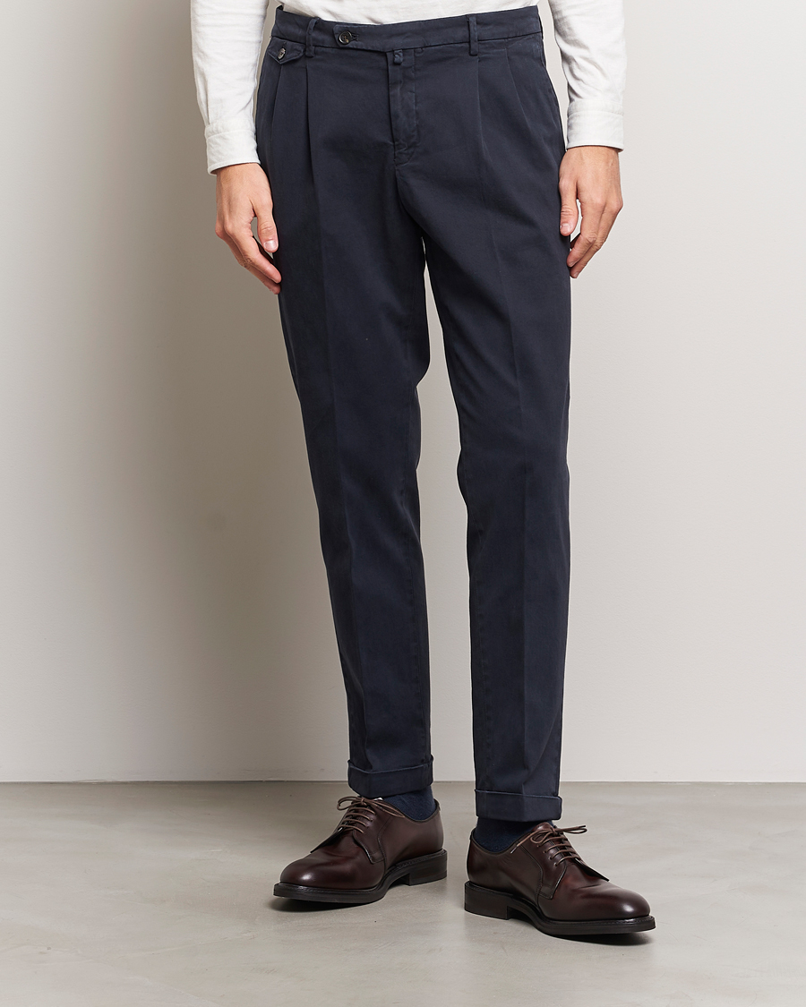 Mies | Chinot | Briglia 1949 | Easy Fit Pleated Cotton Stretch Chino Navy