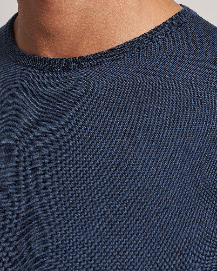 Mies | Puserot | John Smedley | Lundy Extra Fine Merino Crew Neck Smoke Blue