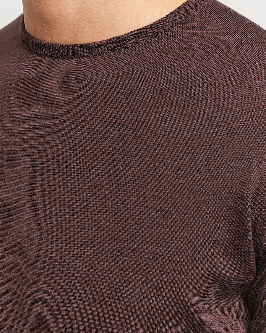 Mies | Puserot | John Smedley | Lundy Extra Fine Merino Crew Neck Truffle Brown