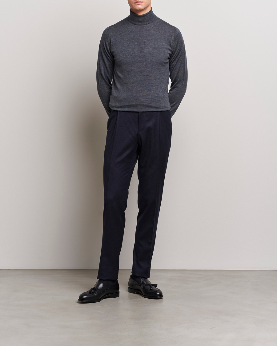 Mies | Puserot | John Smedley | Cherwell Extra Fine Merino Rollneck Charcoal