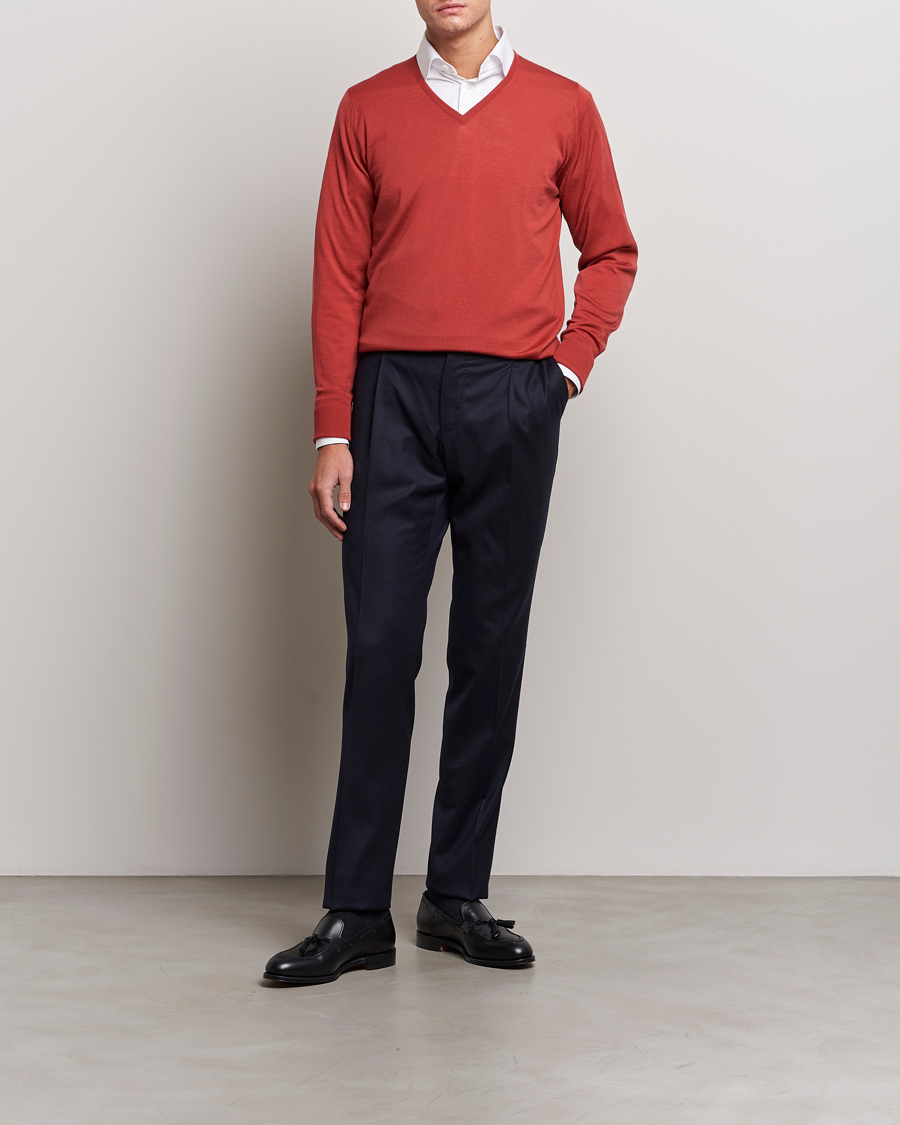 Mies | Puserot | John Smedley | Bobby Extra Fine Merino V-Neck Pullover Redwood