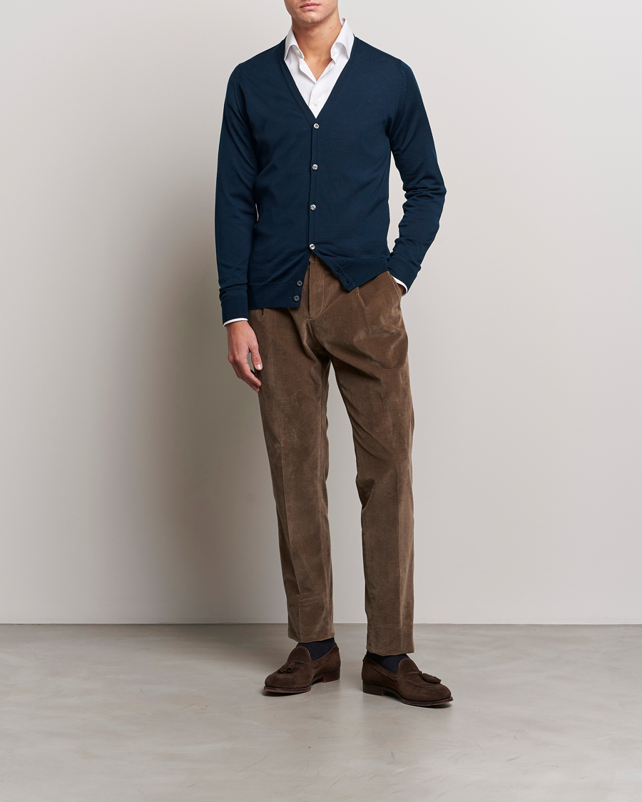 Mies | Puserot | John Smedley | Petworth Extra Fine Merino Cardigan Orion Green