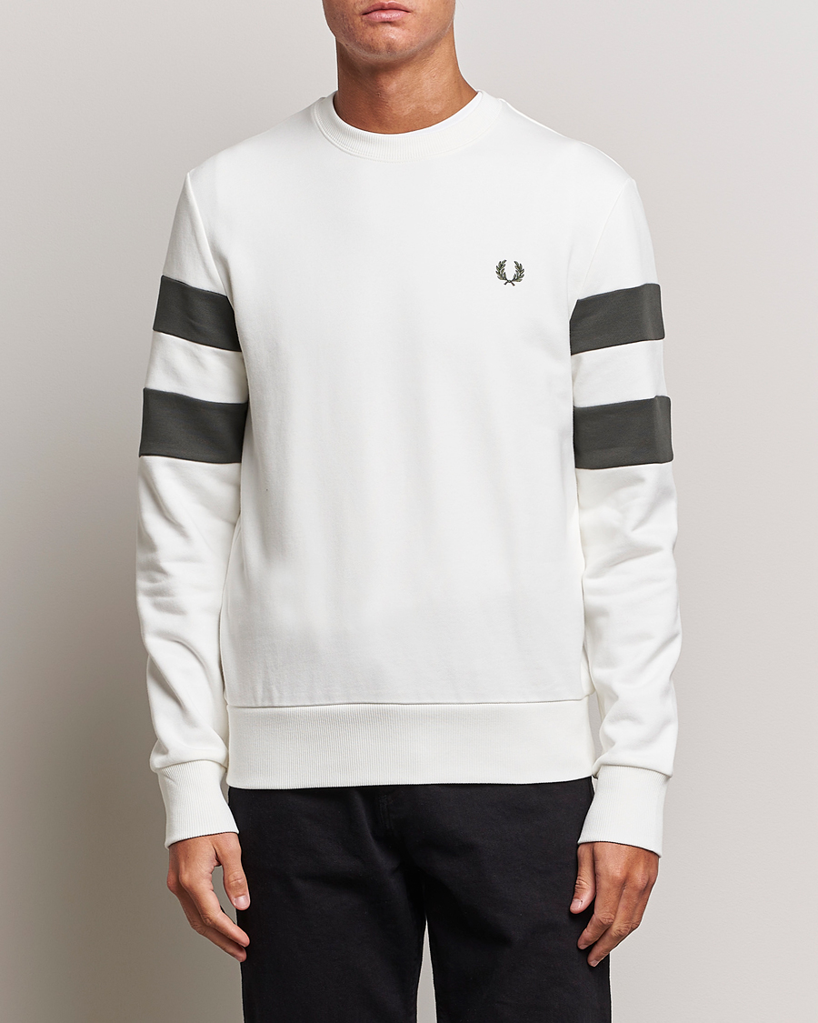 Mies | Puserot | Fred Perry | Tipped Sleeve Sweatshirt Snow Whiite
